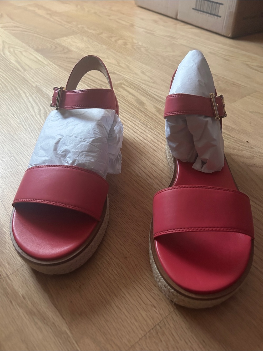 Micheal Kors New in Box Pink Platform Sandals - Picture 2 of 7